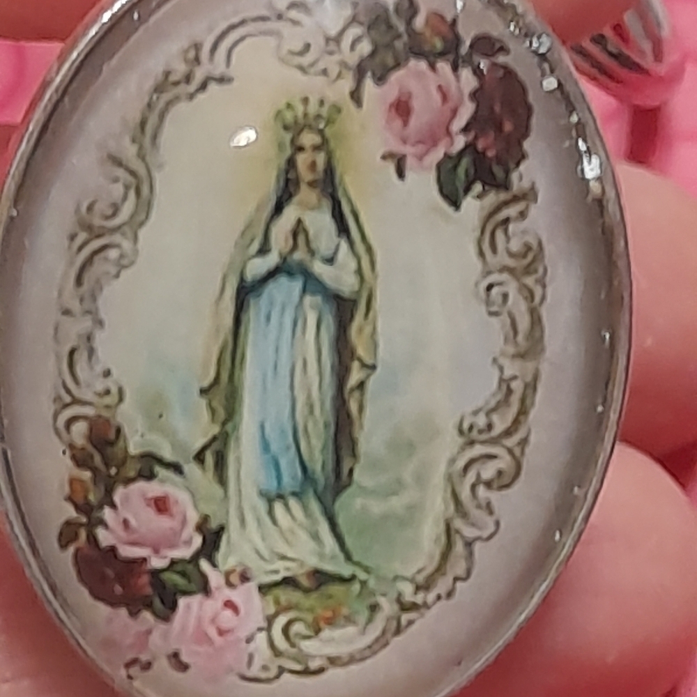 Virgin MARY With  Roses  KEYCHAIN - Picture 3 of 3